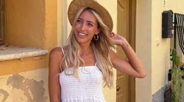 Lachende Denise poseert voor een foto.