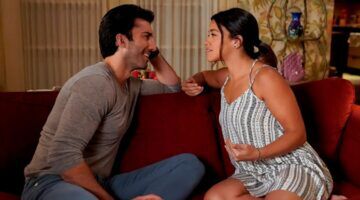 Jane en Rafael praten.