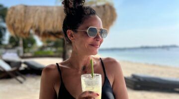 Fajah Lourens op het strand.