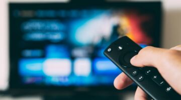 Afstandsbediening voor een TV.