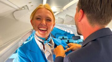 Stewardess in het vliegtuig.