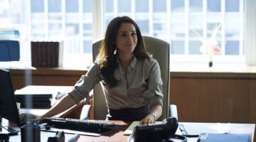 Rachel Zane aan bureau in Suits.