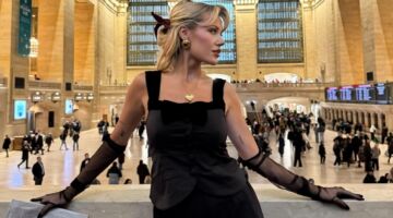 Vrouw met handschoenen in grote hal.