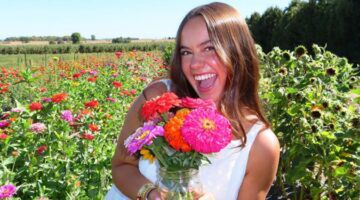 Meisje in een bloemenveld.