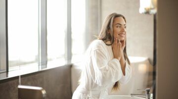 Vrouw die haar huid verzorgt.