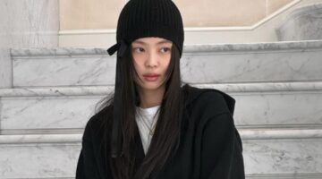 Jennie in een zwarte outfit.