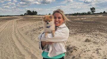Jacomien en haar hondje op het strand.