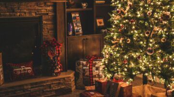 Kerstcadeautjes onder een kerstboom.