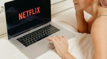 Vrouw kijkt Netflix op haar laptop.