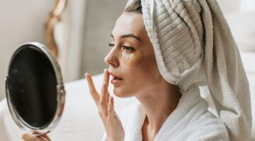 Vrouw doet haar skincare in de ochtend