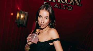 Influencer met het drankje Patron El Alto.