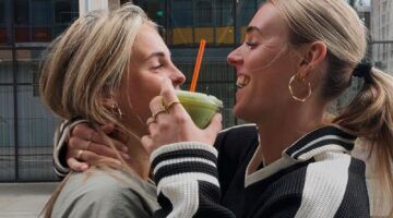 Pien Sanders en Jill Roord geven elkaar een liefdevolle knuffel.