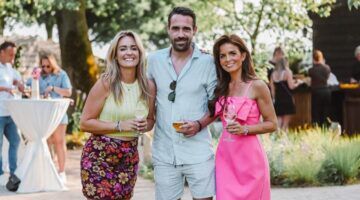 Michelle en Koen Bollen en Jacqueline van Pelt staan lachend op de foto.