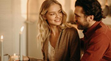Man en vrouw zitten samen aan tafel.