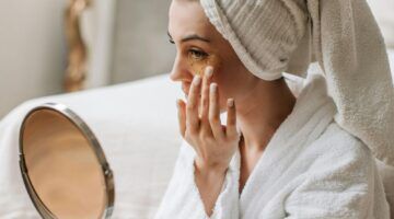 Een vrouw haalt haar make-up eraf.