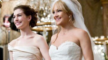 Twee vrouwen in een witte jurk.