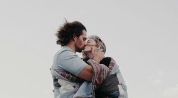 Man en vrouw die zoenen