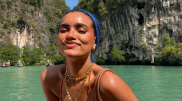 Vrouw met een sjaaltje om haar hoofd gebonden.