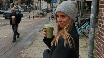 Joosje Burg met een matcha in de hand.