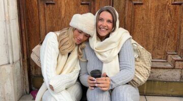 Twee meiden lachen in een warme outfit.