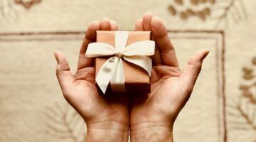 Cadeautje in handen.