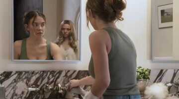 Sydney Sweeney kijkt in de spiegel.