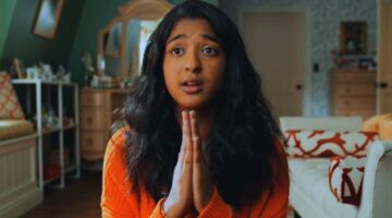 Devi uit Never Have I Ever die bidt