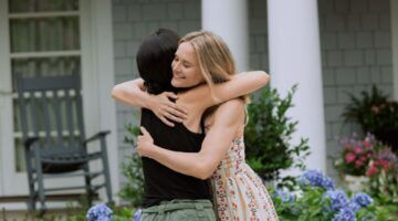 Susannah and Lauren hug.