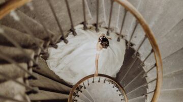 Bruid in jurk op de trap.