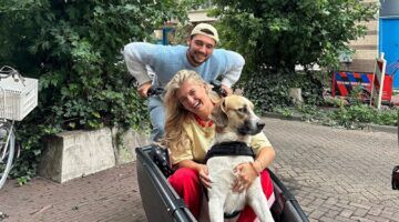 Dani Zijlstra en Joy van Swieten in de bakfiets.