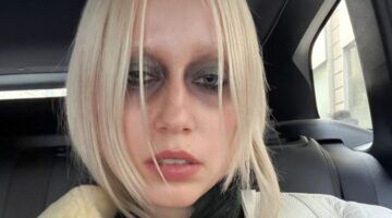 Vrouw met zware oog make-up.