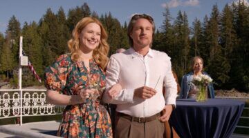 Mel en Jack lopen buiten in het zonnetje in de serie Virgin River.