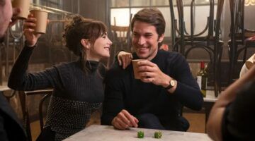 Emily en Gabriel in Emily in Paris in een restaurant.