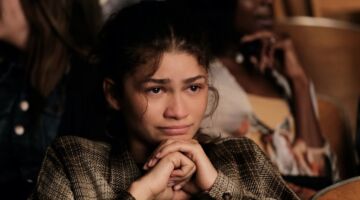 Personage uit Euphoria kijkt angstig voor haar uit.