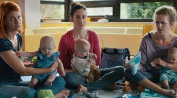 Personags uit working moms met hun kinderen.
