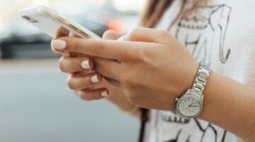 Telefoon in de handen van een vrouw.