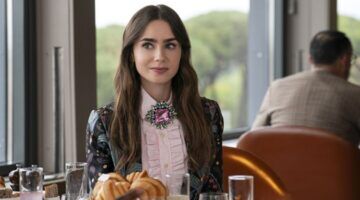 Emilt aan tafel in Emily in Paris.