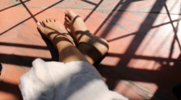 blote voeten van een vrouw