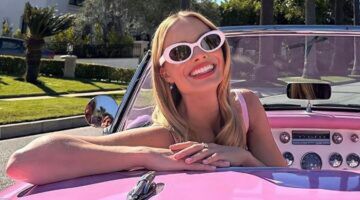 Margot Robbie in een auto.