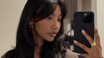 Selfie van een vrouw met curtain bangs