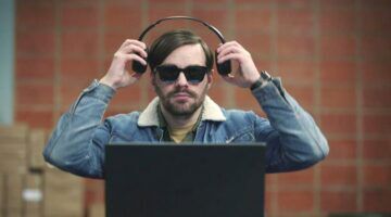 Blinde man met afluisterapparatuur