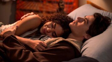 Ginny en Marcus liggen in bed.