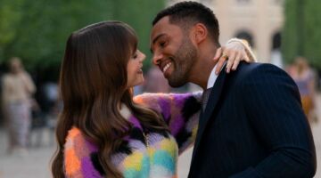 Een koppel geeft elkaar een kus op straat.