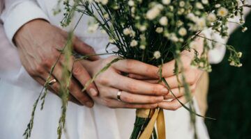 Man en vrouw tijdens de bruiloft.