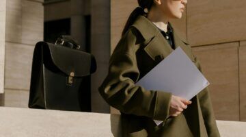 Vrouw met dossiers in haar handen.