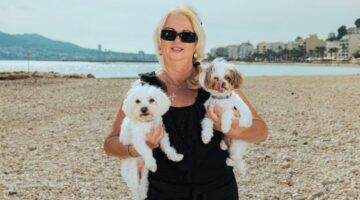 Monique Hansler met hondjes.