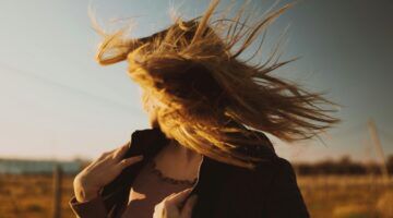 Vrouw met de wind in haar haren.