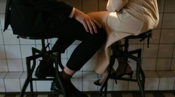 Twee mensen zitten op een barkruk.