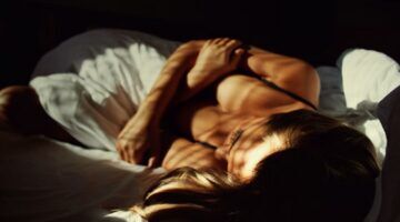 Vrouw die in bed ligt.