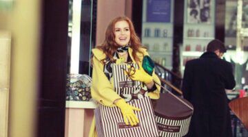 Meisje met veel tassen vast.